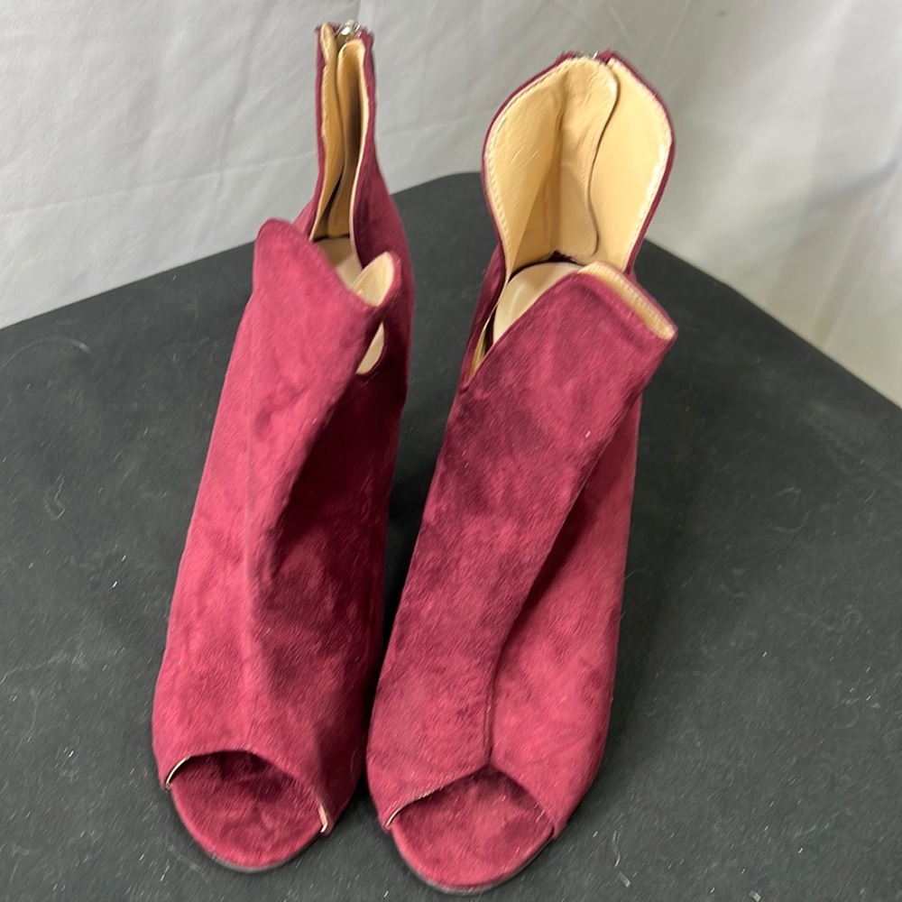 Size 10 never worn. Deep burgundy color